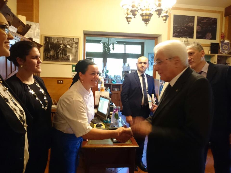 Gabriella Cottali stringe la mano al Presidente Mattarella